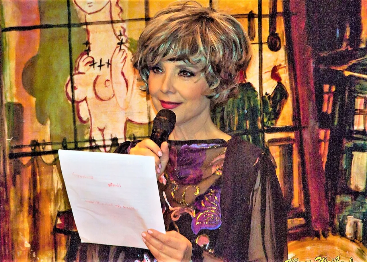 Foto von Gisela Schwabinger, die am Mikrofon singt
